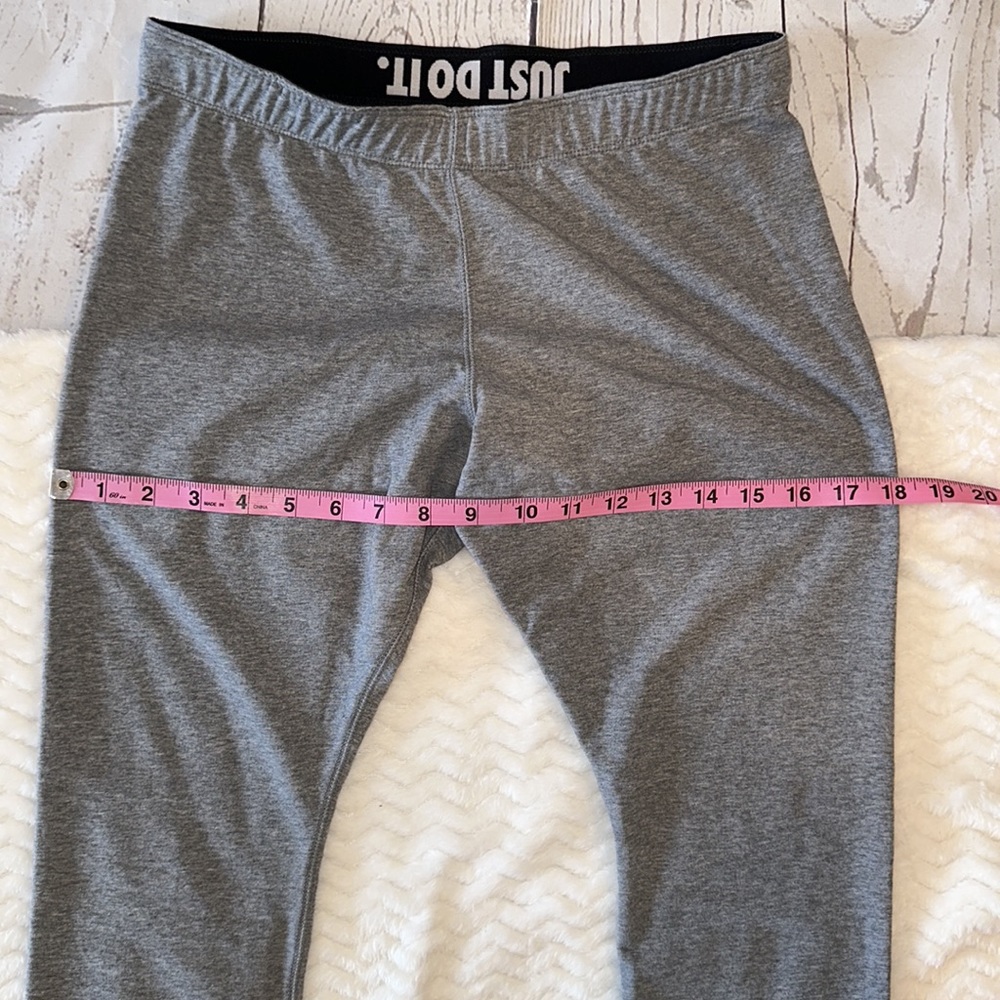 Nike Gray Cropped Capri Leggings Stretch Pants Size Medium - Picture 9 of 10